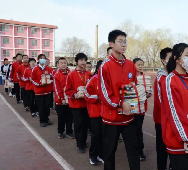 经过校园园区双场景育人培养新式学徒和现场工程师